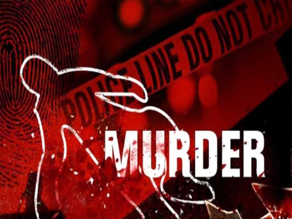 बस स्टैंड पर सनसनी: पति ने पत्नी को 12 बार चाकू से गोदा, बेटी बनी गवाह