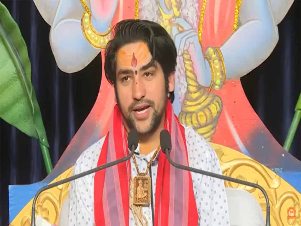 रायपुर में पंडित धीरेंद्र शास्त्री का संदेश: अधर्म के खिलाफ उठाना आवाज़ ही है सच्चा धर्म