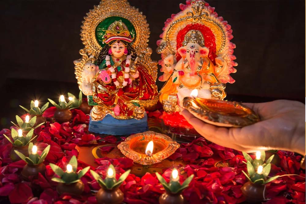 दीपावली 2025: जानें कब है लक्ष्मी पूजन, प्रदोष काल के बाद पूजन है सबसे शुभ