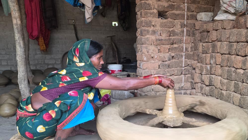 मिट्टी के दीयों से घर-आंगन जगमगाने वाली ललमोतिया की दिवाली इस बार होगी खास