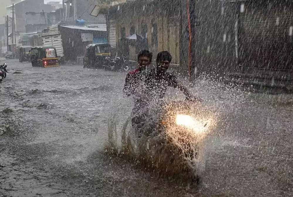 मध्य प्रदेश में मोंथा का असर: 10 जिलों में बारिश का अलर्ट, तापमान गिरेगा 8 डिग्री तक