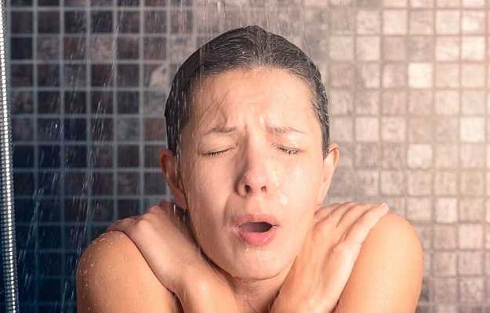 सर्दियों में ठंडे पानी से नहाना: फायदेमंद या नुकसानदायक? जानें पूरा सच