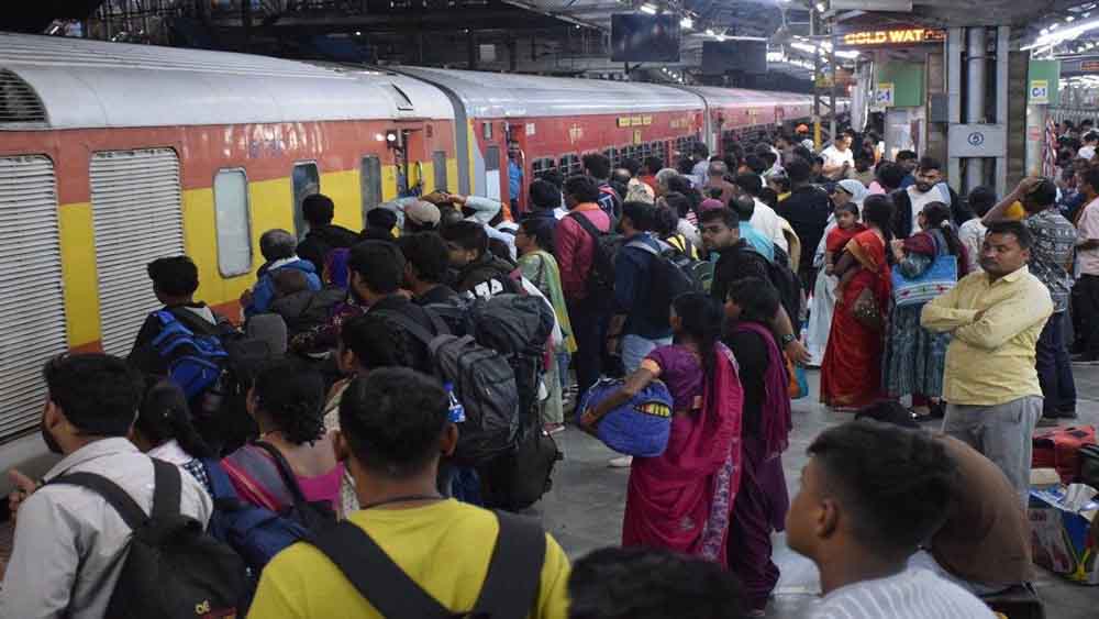 AAP का आरोप: भाजपा ने ट्रेन टिकट देकर वोटर्स को भेजा बिहार, बढ़ी बंपर वोटिंग