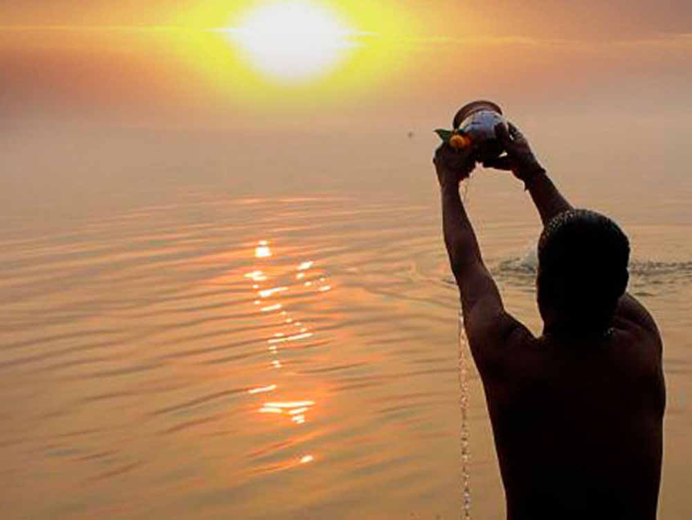सूर्य दोष और पितृ दोष से मिलेगी राहत! मकर संक्रांति पर जरूर करें ये खास उपाय