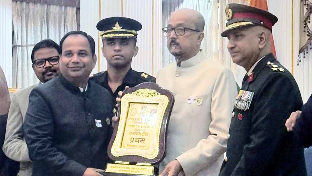 सशस्त्र सेना झंडा दिवस: राज्यभर से जुटाए गए 18 लाख रुपये, कलेक्टर डॉ. गौरव सिंह को राज्यपाल ने किया सम्मानित