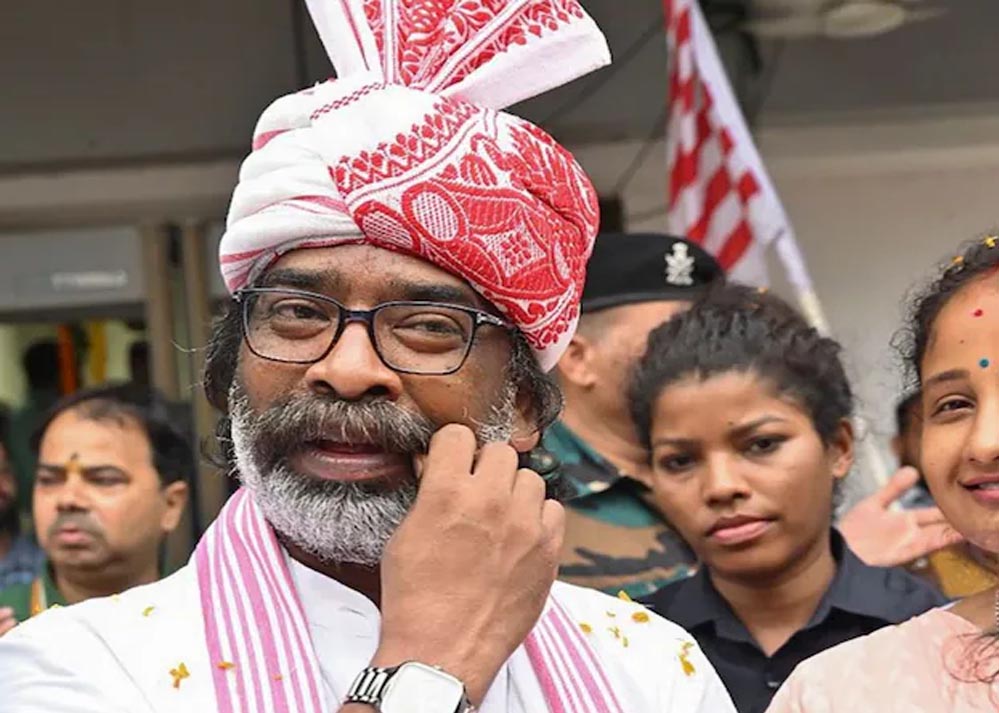 झारखंड की राजनीति में हलचल: पोस्टर हटे, साथी गायब और हेमंत सोरेन दिल्ली रवाना—कुछ तो बड़ा पक रहा है!