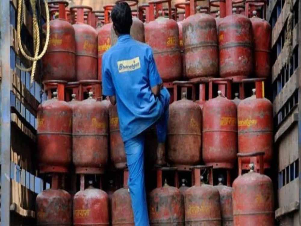 महंगाई से राहत: सिलेंडर खरीद पर ₹300 की सब्सिडी, इन उपभोक्ताओं के लिए बड़ी खुशखबरी