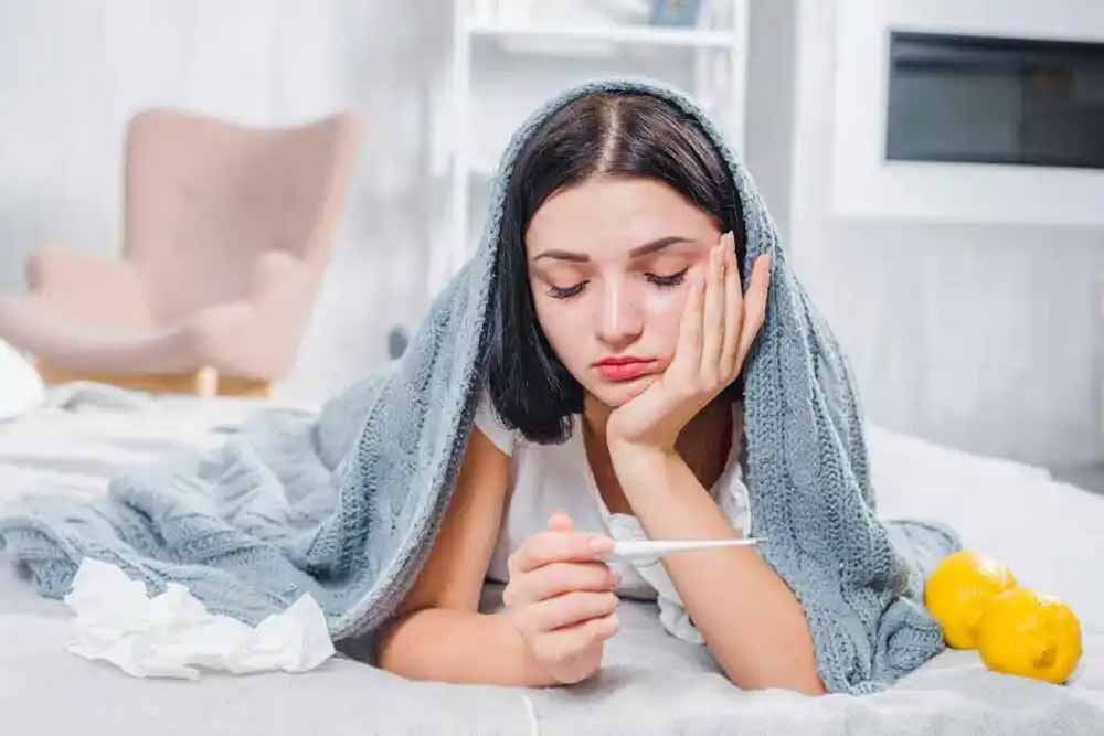 मौसम बदलते ही क्यों बढ़ जाता है वायरल बुखार का खतरा?