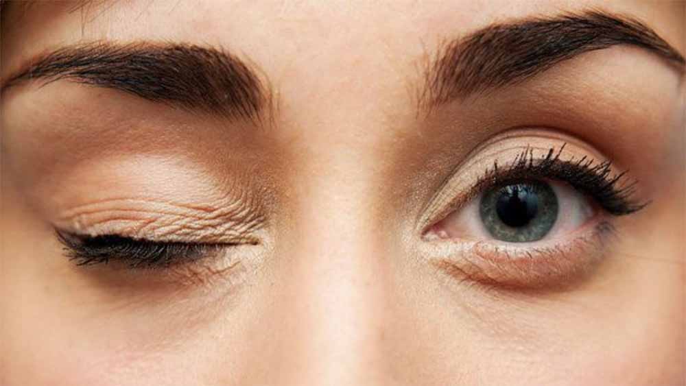 आंखों का फड़कना: शुभ संकेत या अशुभ चेतावनी?