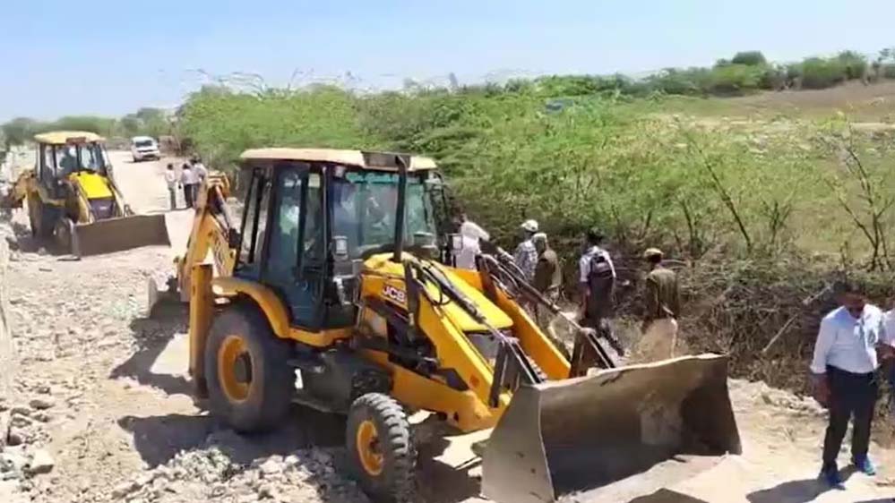 दुर्ग में 8 करोड़ की अफीम खेती का खुलासा, गिरफ्तार भाजपा नेता के भाई की दुकान पर चला बुलडोजर