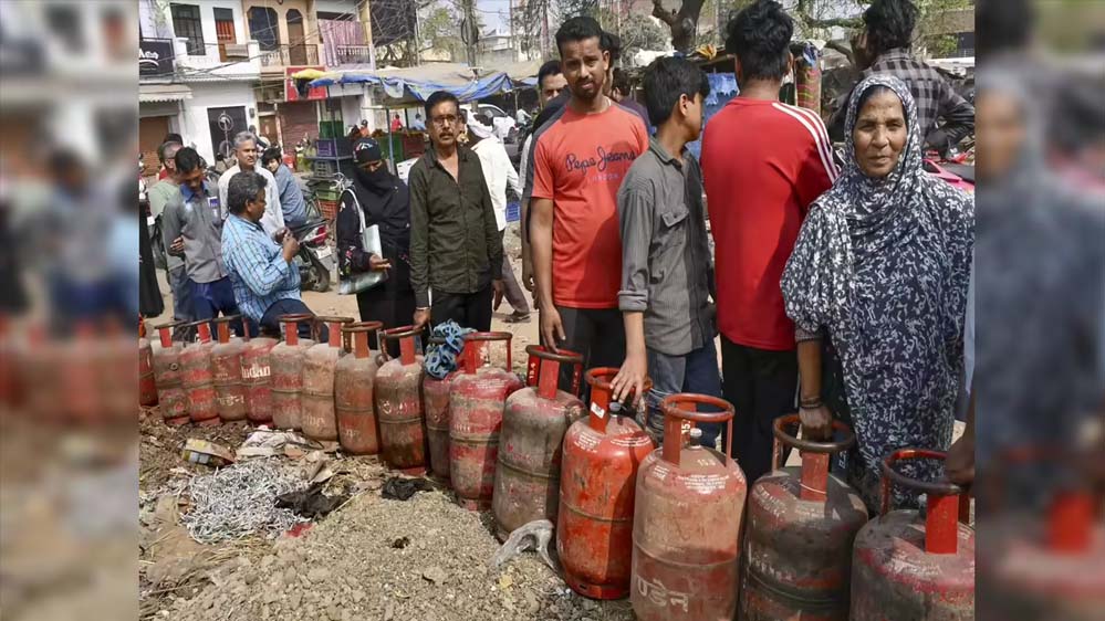 LPG संकट LIVE: रसोई गैस नहीं मिल रही, सिलेंडर ब्लैक मार्केट में 300 रुपये किलो