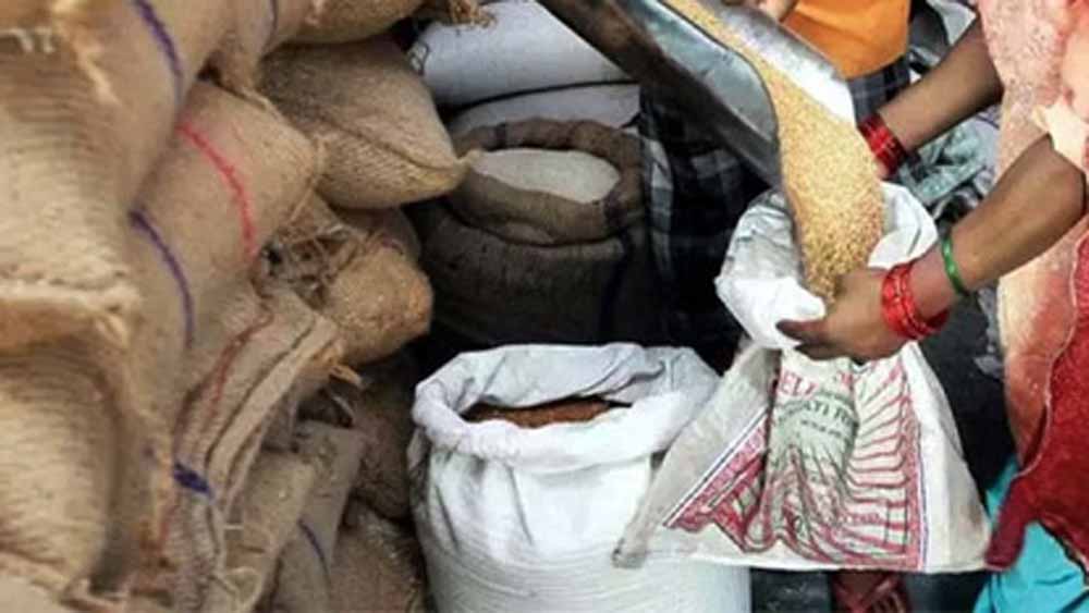 गरीबों के राशन में गड़बड़ी पर प्रशासन सख्त, दो संचालकों को हटाया
