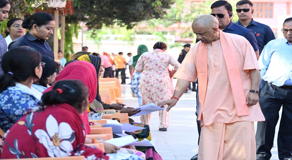 जनता दर्शन: गोरखनाथ मंदिर में 200 लोगों से मुलाकात कर उनकी समस्याएं सुनीं मुख्यमंत्री योगी आदित्यनाथ ने