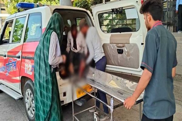 रतलाम के डायल-112 हीरोज सड़क दुर्घटना में घायल बुजुर्ग को अस्पताल में भर्ती कराया