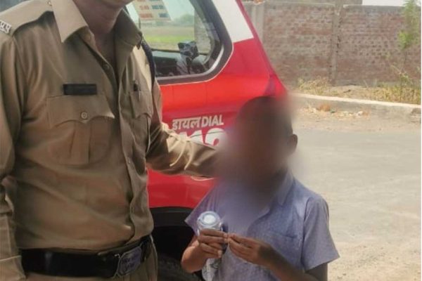 उज्जैन के डायल-112 हीरोज घर की राह भटके मानसिक रूप से अस्वस्थ बालक को सुरक्षित संरक्षण में लेकर थाने पहुँचाया