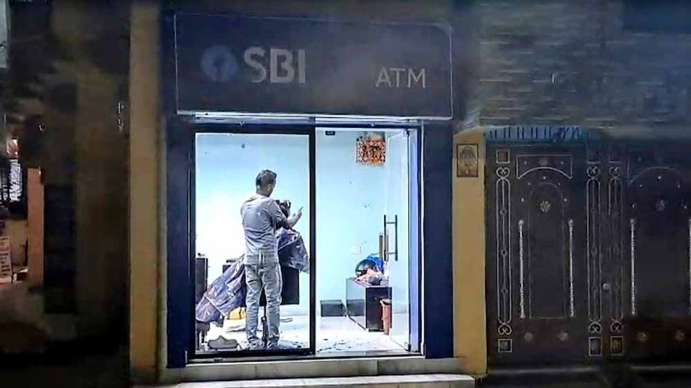 SBI ATM के अंदर नाई की दुकान, कैश लेने आए लोग देखकर रह गए हैरान