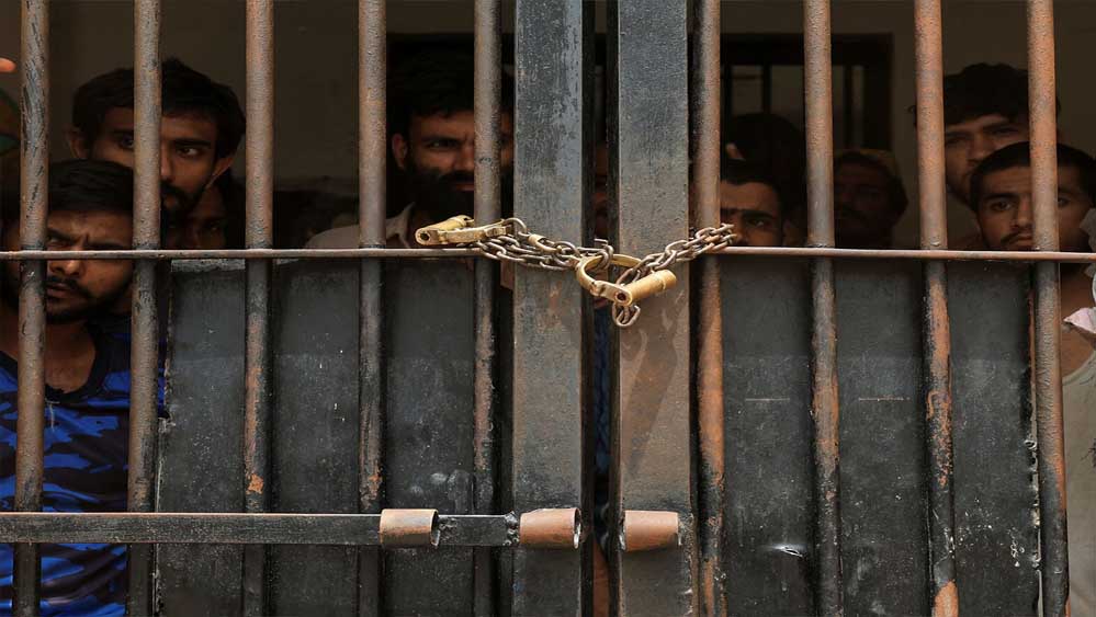 UAE ने रातों-रात पाकिस्तानियों को निकाला, ना कारण बताया ना मोहलत दी