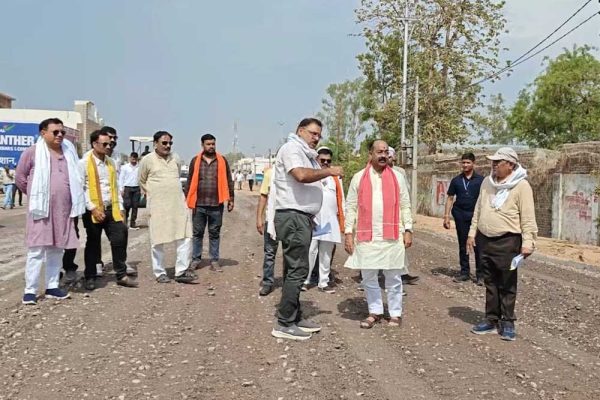 उप मुख्यमंत्री अरुण साव ने निर्माणाधीन सड़क का किया निरीक्षण