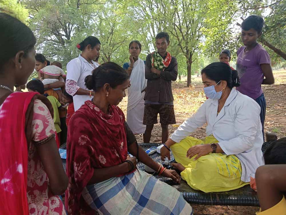 दुर्गम जंगलों के बीच पहुंची स्वास्थ्य सेवा, 771 ग्रामीणों की हुई जांच