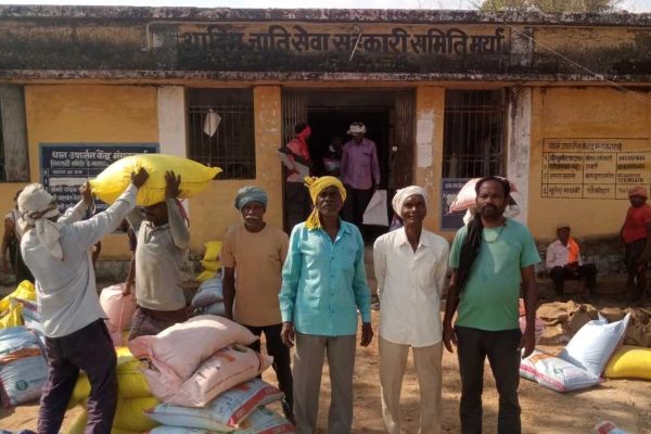 किसान चोवाराम एवं बेनीराम ने खाद, बीज के वितरण की व्यवस्था की सराहना की