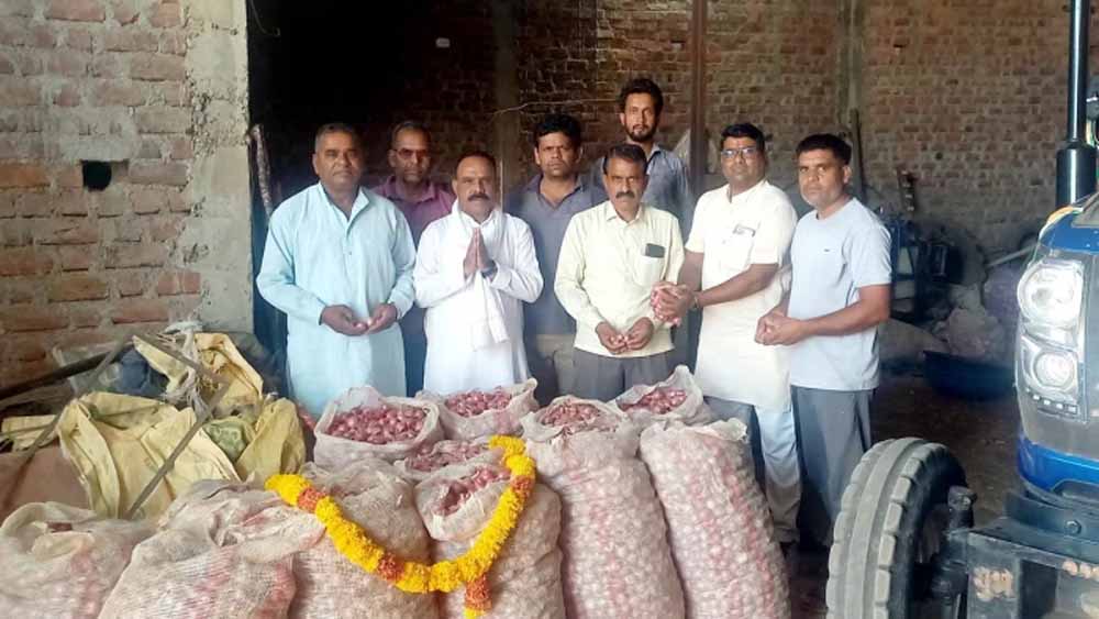 MP में किसानों का अनोखा विरोध, प्याज की बोरियों को पहनाई माला, बोले- खेती घाटे का सौदा