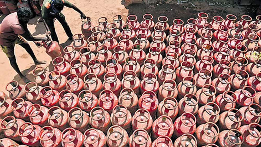 क्या गैस सिलेंडर होगा महंगा? सरकारी सब्सिडी पर पड़ेगा असर, इस रिपोर्ट ने बढ़ाई चिंता