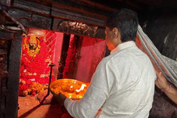 वन मंत्री  केदार कश्यप ने किए मां दंतेश्वरी के दर्शन, प्रदेश की सुख-समृद्धि और खुशहाली की कामना की