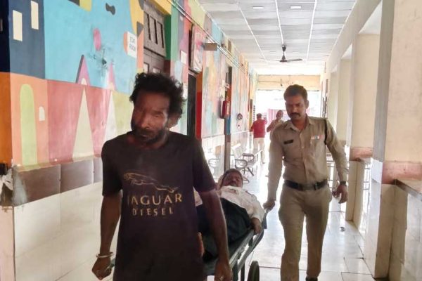 रतलाम के डायल-112 हीरोज सड़क दुर्घटना में घायल 02 व्यक्तियों को त्वरित सहायता से पहुँचाया अस्पताल