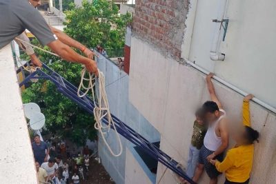 इंदौर के डायल-112 हीरोज इलेक्ट्रिक व्हीकल शो-रूम में लगी आग, संयुक्त रेस्क्यू अभियान चलाकर बिल्डिंग में फँसे लोगों की बचाई जान