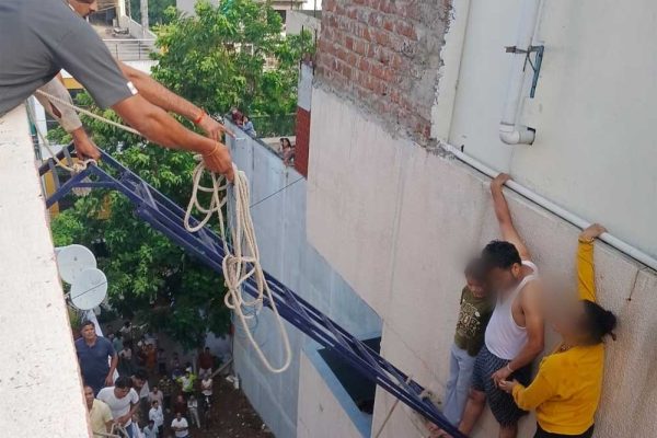 इंदौर के डायल-112 हीरोज इलेक्ट्रिक व्हीकल शो-रूम में लगी आग, संयुक्त रेस्क्यू अभियान चलाकर बिल्डिंग में फँसे लोगों की बचाई जान