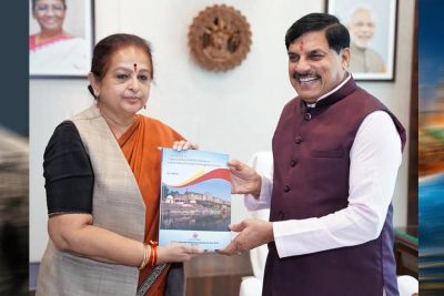 मुख्यमंत्री डॉ. यादव को ट्रेजर्स ऑफ ताप्ती वैली एण्ड बुरहानपुर की प्रति भेंट