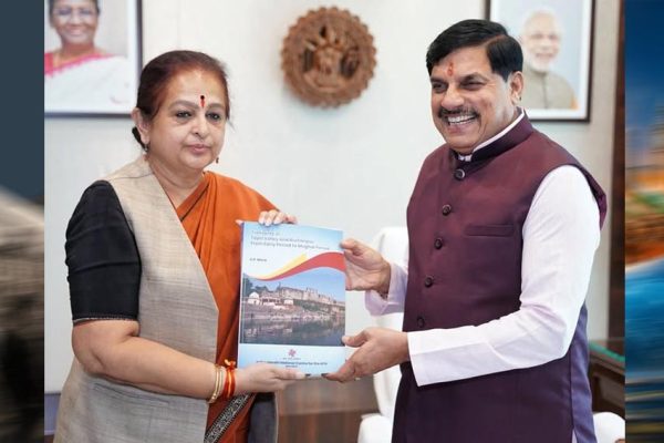मुख्यमंत्री डॉ. यादव को ट्रेजर्स ऑफ ताप्ती वैली एण्ड बुरहानपुर की प्रति भेंट