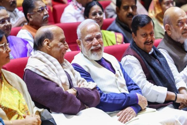 Modi Cabinet Reshuffle: जल्द हो सकता है बड़ा फेरबदल, TMC-शिवसेना के बागियों को मिल सकता है बड़ा इनाम!