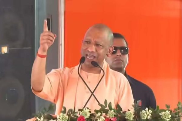 देवरिया में सीएम योगी का कड़ा संदेश, आस्था से खिलवाड़ पर चेतावनी