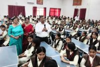 सड़क चौड़ीकरण में घर टूटने पर छात्रा का सवाल, इंदौर कलेक्टर से पूछा- विकास के नाम पर मकान तोड़ना जरूरी है क्या?
