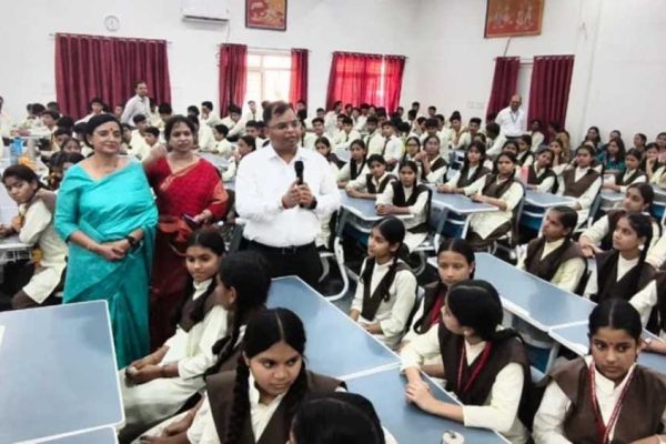 सड़क चौड़ीकरण में घर टूटने पर छात्रा का सवाल, इंदौर कलेक्टर से पूछा- विकास के नाम पर मकान तोड़ना जरूरी है क्या?