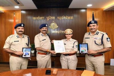 डीजीपी  कैलाश मकवाणा से किलिमंजारो फतह करने वाली निरीक्षक मती दीपिका गौतम ने सौजन्य भेंट की