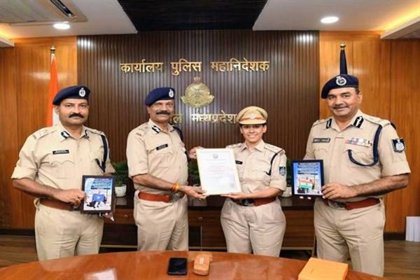 डीजीपी  कैलाश मकवाणा से किलिमंजारो फतह करने वाली निरीक्षक मती दीपिका गौतम ने सौजन्य भेंट की