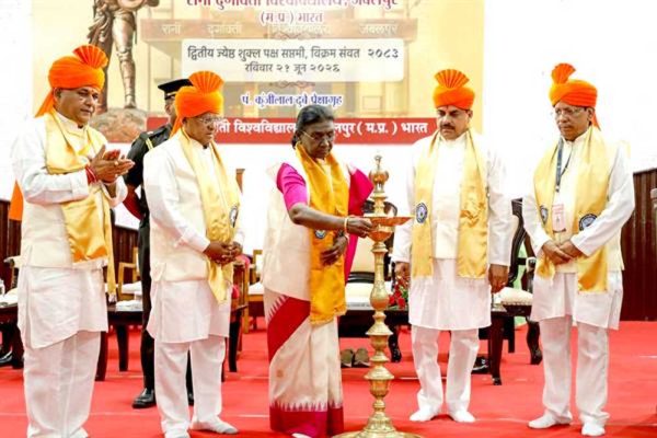 भारतीय संस्कृति, परंपरा और भाषाओं के प्रति सम्मान का भाव विकसित करना विश्वविद्यालयों की महत्वपूर्ण जिम्मेदारी : राष्ट्रपति मुर्मु