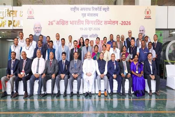 डीजीपी  कैलाश मकवाणा से राष्ट्रीय स्तर पर सम्मानित फिंगरप्रिंट विशेषज्ञ निरीक्षक योगेन्द्र साहू ने की सौजन्य भेंट