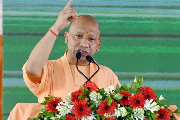 कुछ लोग गाय का दूध पिएंगे और सड़क पर छोड़ देंगे, जब वह फसल का नुकसान करेगी तो दोष मुझे देंगे: सीएम योगी