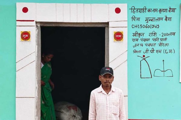 पक्के घर ने बदली जिंदगी : पीएम जनमन आवास योजना से कृष्णा बैगा के सपनों को मिला अपना आशियाना