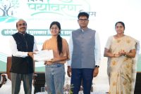 विश्व पर्यावरण दिवस पर आयोजित चित्रकला प्रतियोगिता के विजेताओं को मंत्री  ओ.पी. चौधरी ने किया सम्मानित