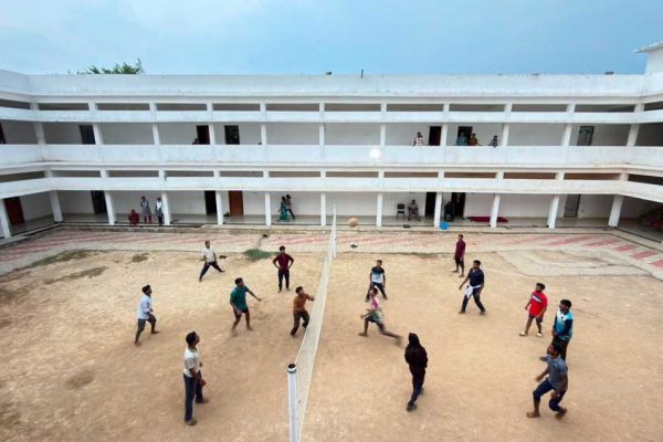 दूक छोड़ थामा वॉलीबॉल सुकमा के पुनर्वास केंद्र में गूंजा भारत माता की जय का नारा