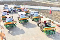 सफलता की नई इबारतः आधुनिक मशीनों से सँवर रही धमतरी की खेती