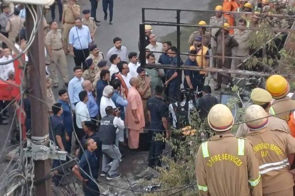 लखनऊ अग्निकांड पर सख्त हुए CM योगी, अफसरों की लगाई क्लास; लापरवाही पर होगा बड़ा एक्शन!