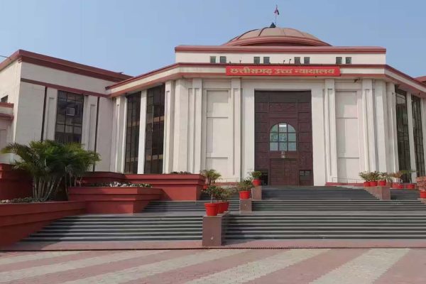 बिलासपुर हाईकोर्ट का बड़ा फैसला: पत्नी की आय अधिक होने पर भी मुकदमे का खर्च देगा पति