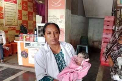 खरगोन में हैरान करने वाली घटना: सार्वजनिक शौचालय में महिला ने दिया बच्चे को जन्म