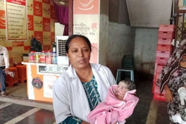 खरगोन में हैरान करने वाली घटना: सार्वजनिक शौचालय में महिला ने दिया बच्चे को जन्म