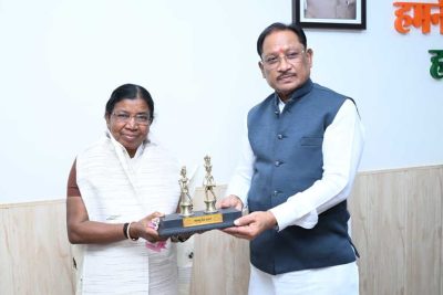 मुख्यमंत्रीविष्णु देव साय से पद्मश्री डॉ. बुधरी ताती ने की सौजन्य मुलाकात